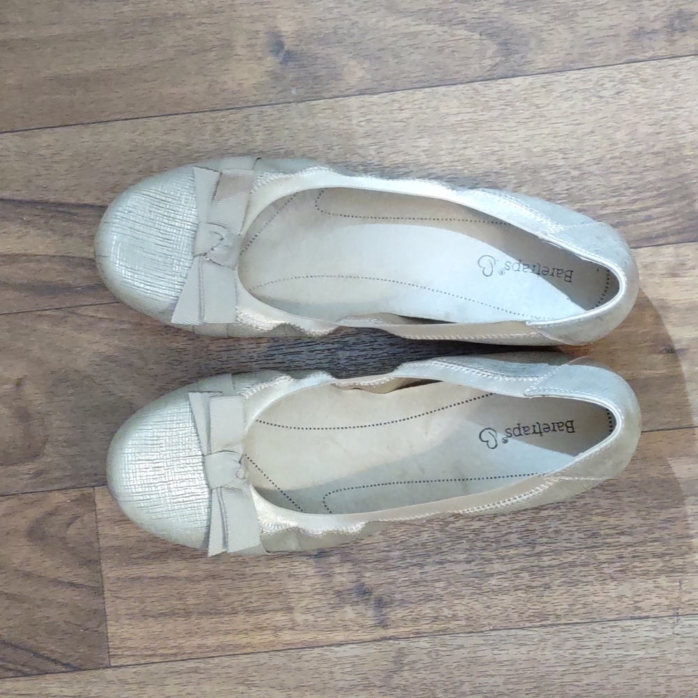 Baretraps gold flats 8.5